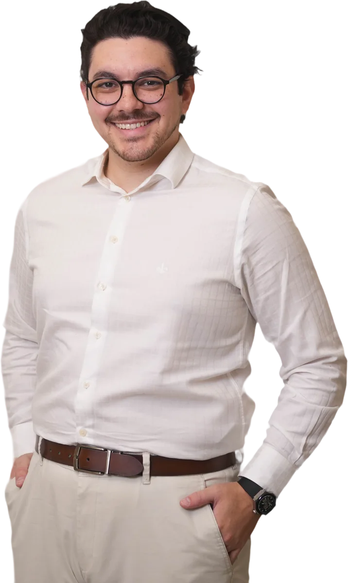 Dr. Rodrigo F. Muller sorrindo, com as mãos nos bolsos